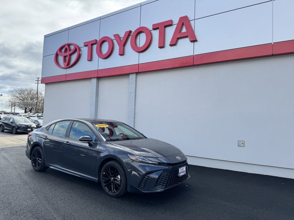 Used 2025 Toyota Camry SE w/ Convenience Package image 1