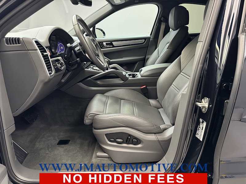 Used 2023 Porsche Cayenne Platinum Edition image 12