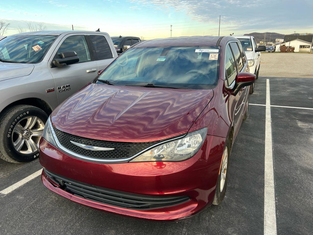 Used 2018 Chrysler Pacifica Touring image 2