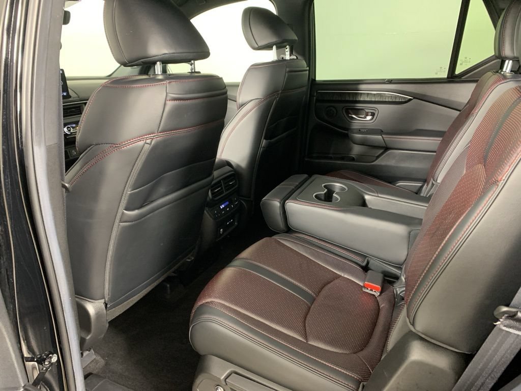 Used 2025 Honda Pilot Black Edition image 36