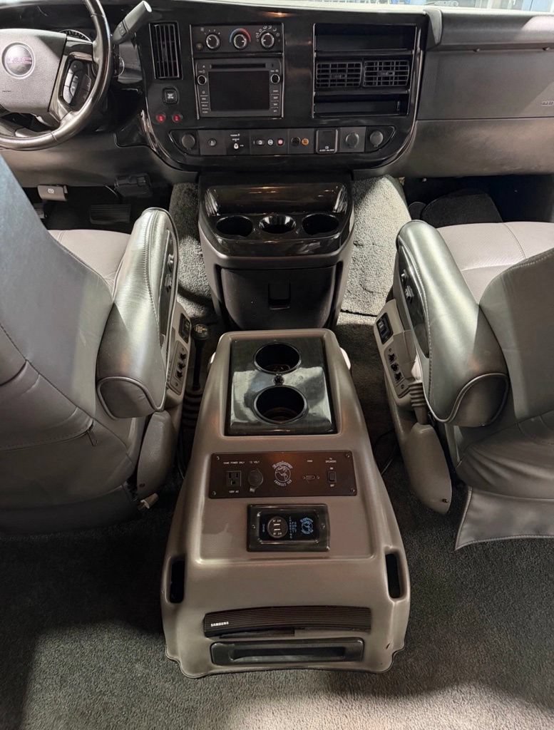 Used 2018 GMC Savana 3500 Extended RWD image 10