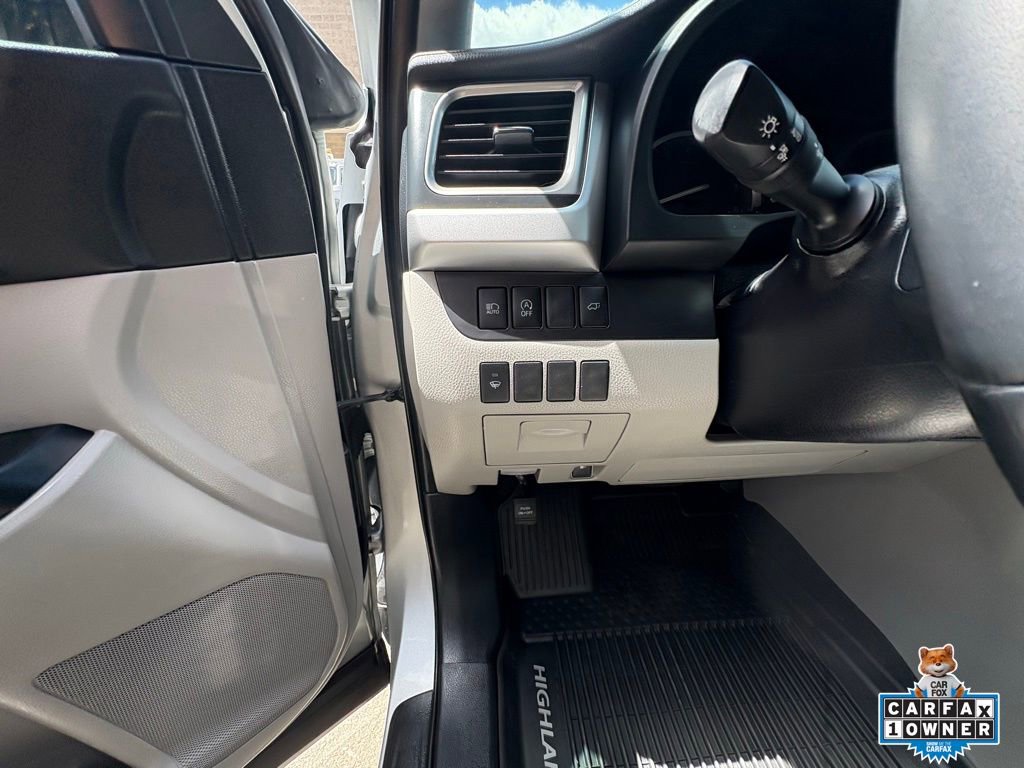 Used 2019 Toyota Highlander XLE AWD/4WD image 16