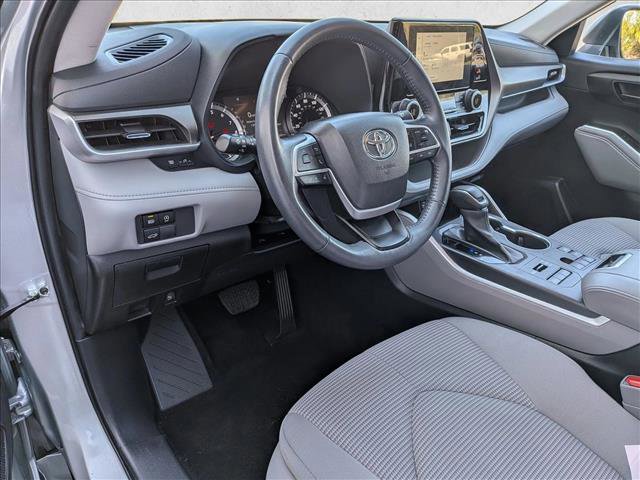Used 2023 Toyota Highlander LE AWD/4WD image 10
