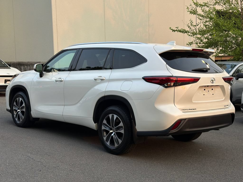 Used 2021 Toyota Highlander XLE AWD/4WD image 3