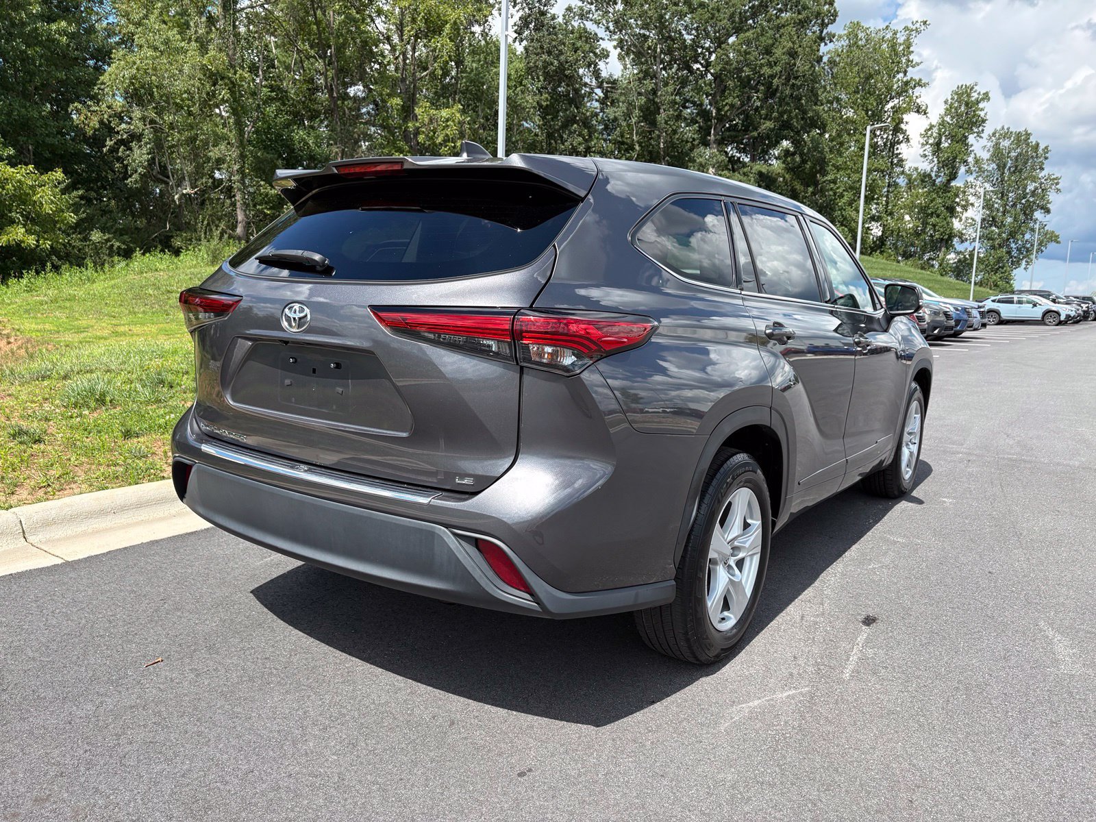 Used 2022 Toyota Highlander LE FWD image 9