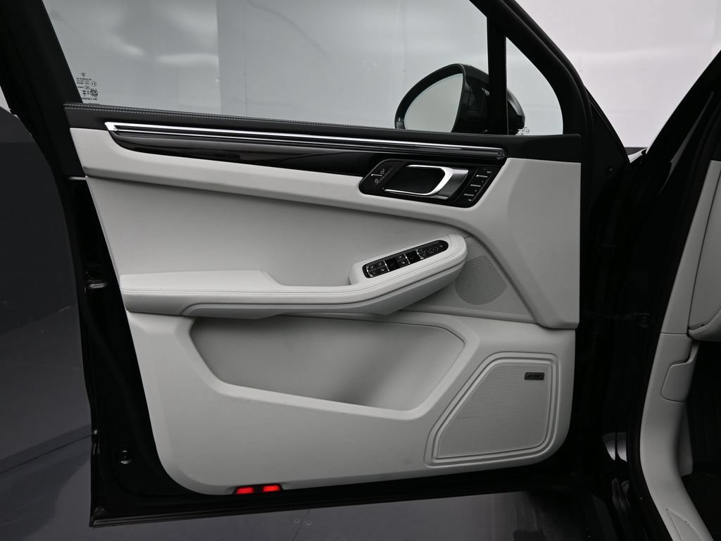 Certified 2026 Porsche Macan AWD/4WD image 15