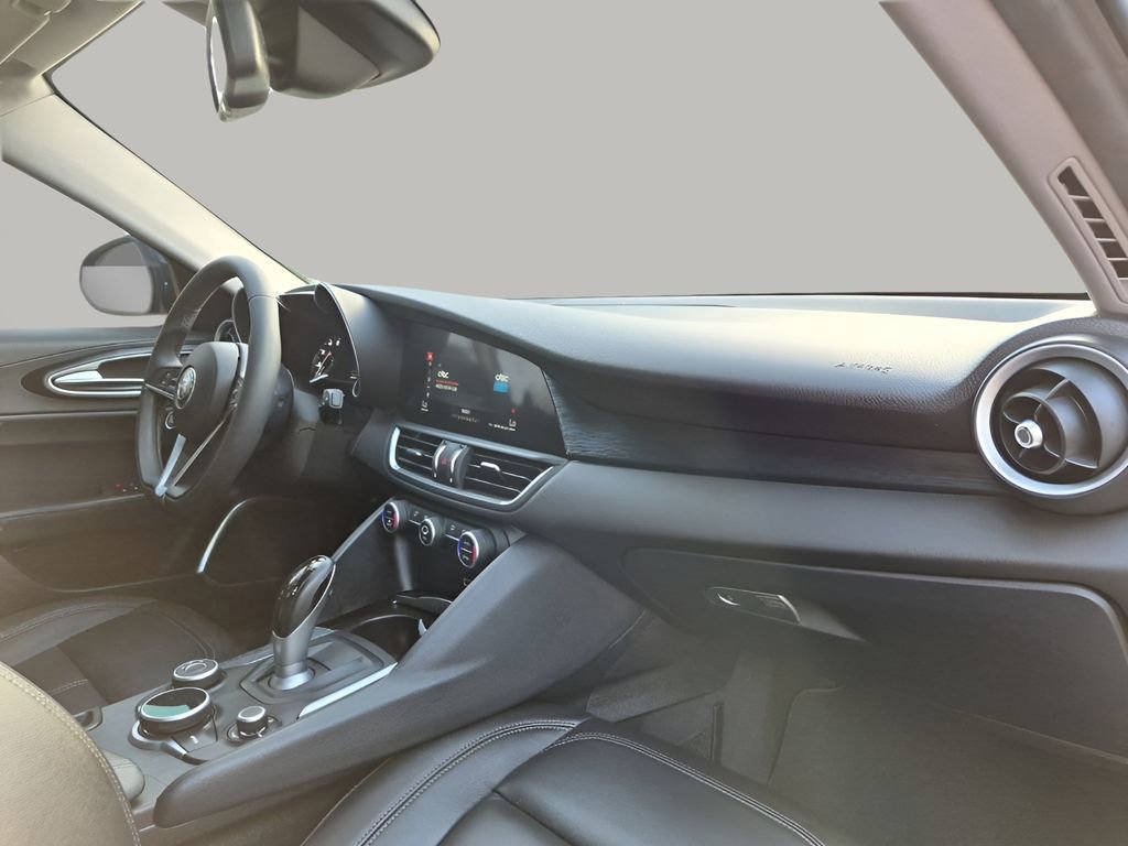 Used 2019 Alfa Romeo Giulia w/ Nero Edizione image 14