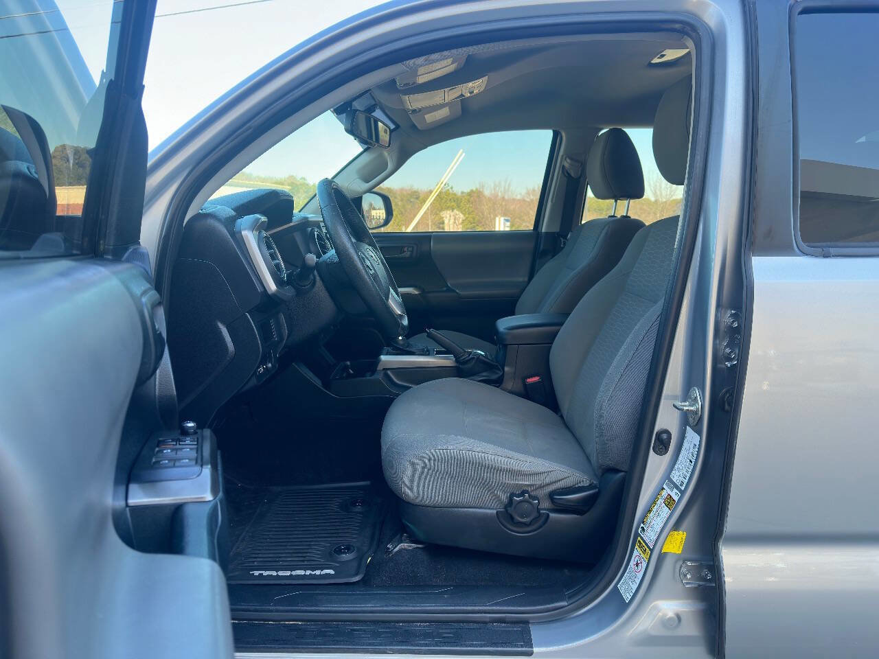 Used 2016 Toyota Tacoma SR5 w/ SR5 Appearance Package (SN) AWD/4WD image 4