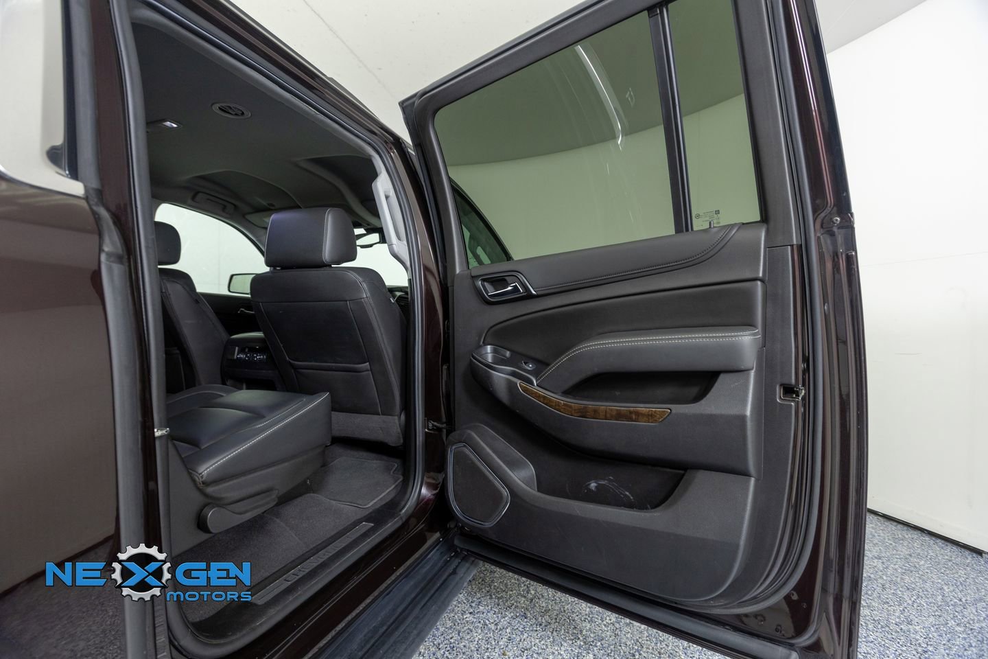 Used 2020 Chevrolet Suburban LT w/ Luxury Package image 35