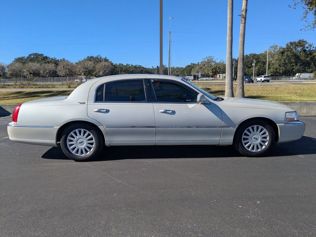 Used 2005 Lincoln Town Car Signature Limited image 3
