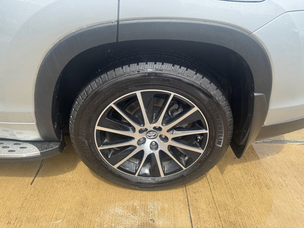 Used 2017 Toyota Highlander SE FWD image 32