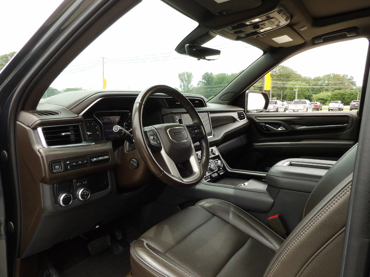 Used 2021 GMC Yukon Denali w/ Denali Premium Package image 15