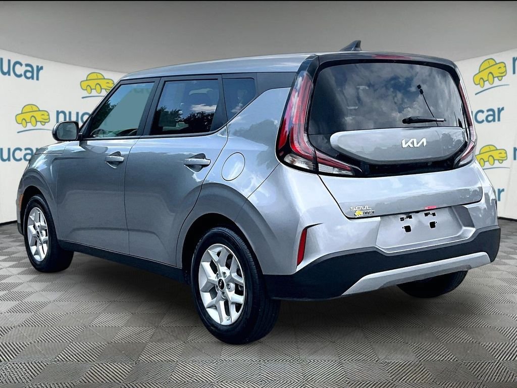 Used 2025 Kia Soul LX w/ LX Technology Package FWD image 4