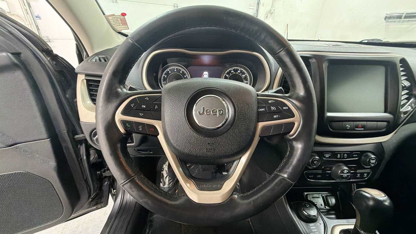 Used 2015 Jeep Cherokee Limited AWD/4WD image 16