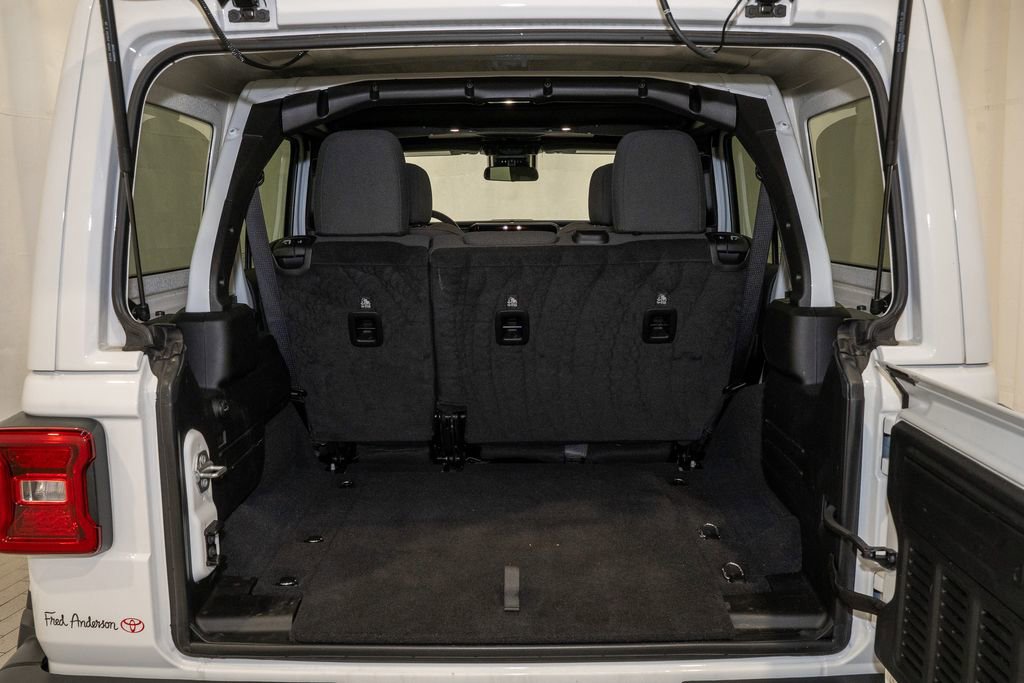 Used 2025 Jeep Wrangler Sahara image 6