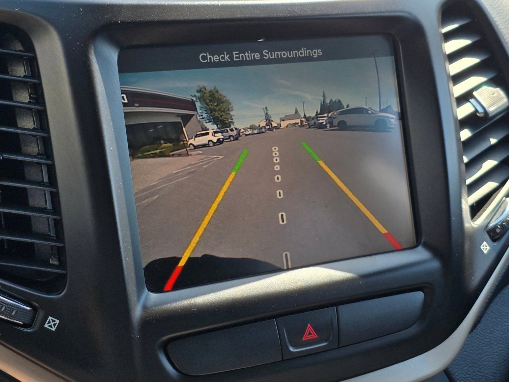 Used 2016 Jeep Cherokee Latitude FWD image 8