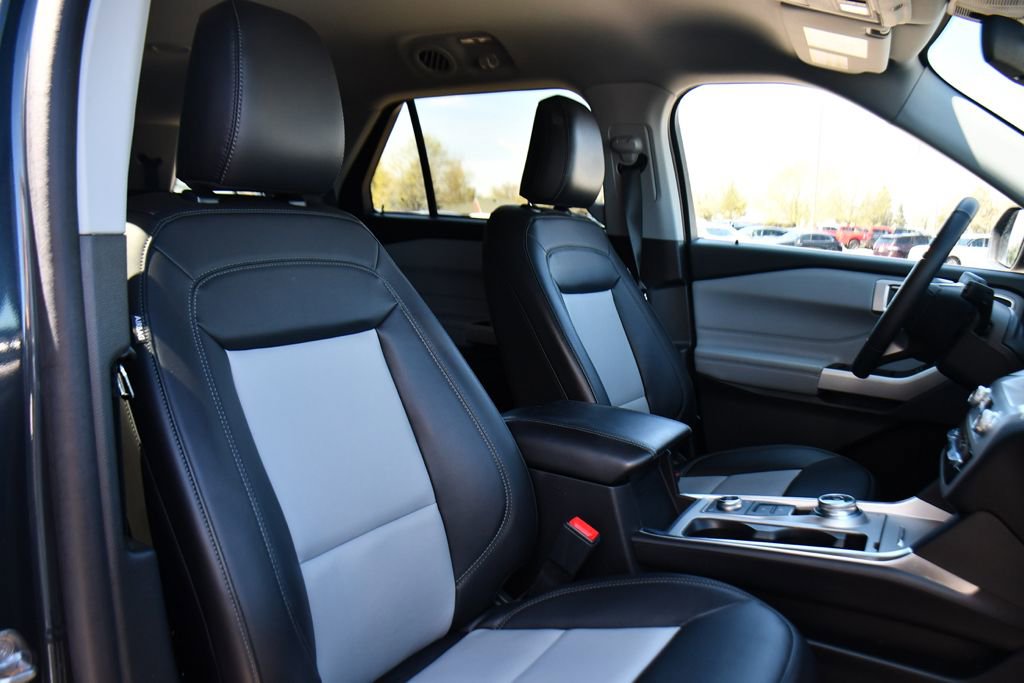 Used 2024 Ford Explorer XLT w/ Equipment Group 202A AWD/4WD image 16