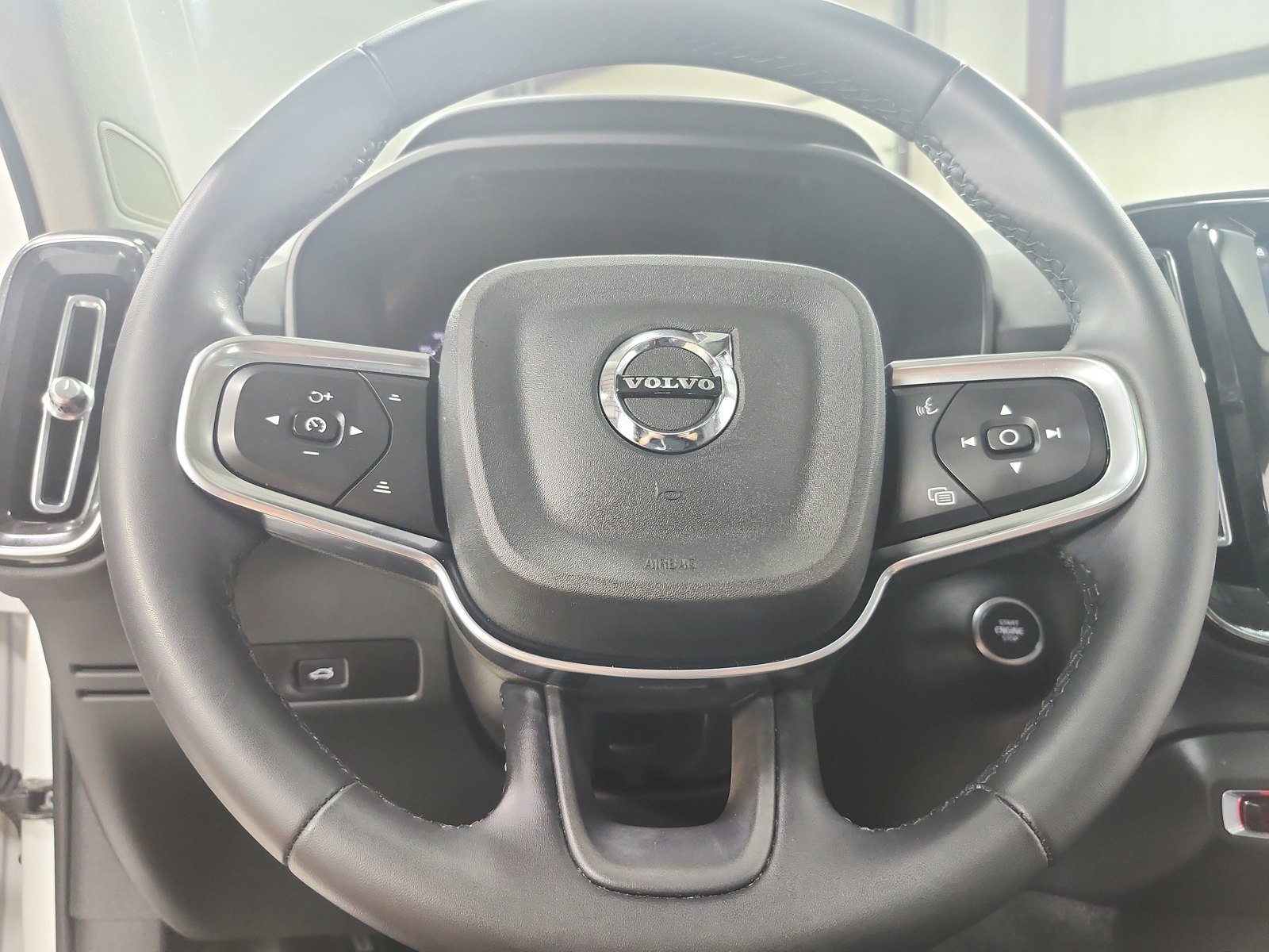 Used 2024 Volvo XC40 B5 Plus AWD/4WD image 25
