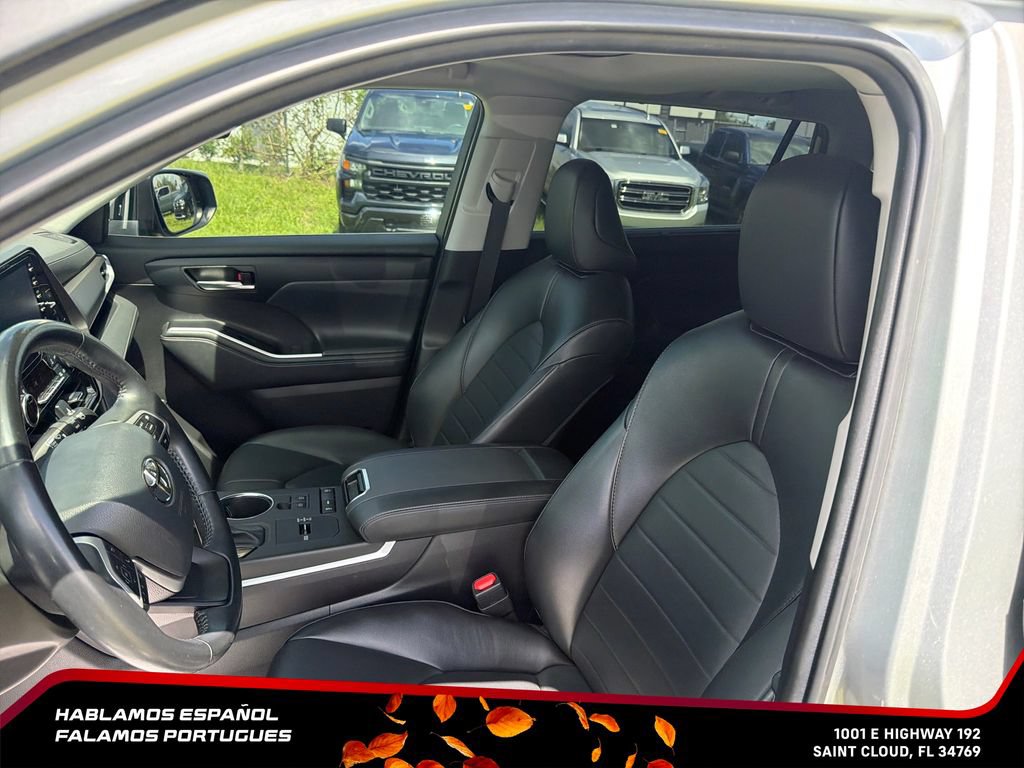 Used 2022 Toyota Highlander XLE FWD image 16