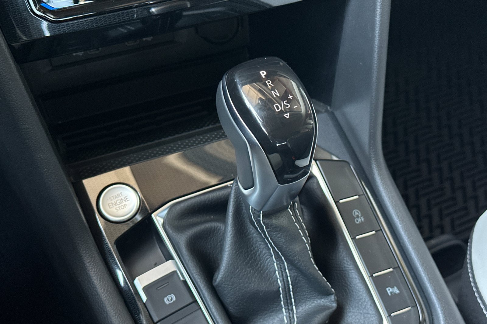 New 2027 Volkswagen Taos SE FWD image 19