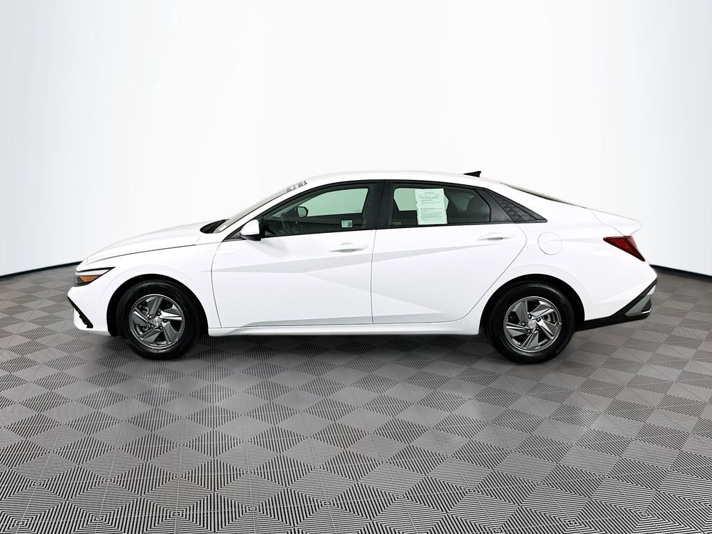 Certified 2025 Hyundai Elantra SE image 8