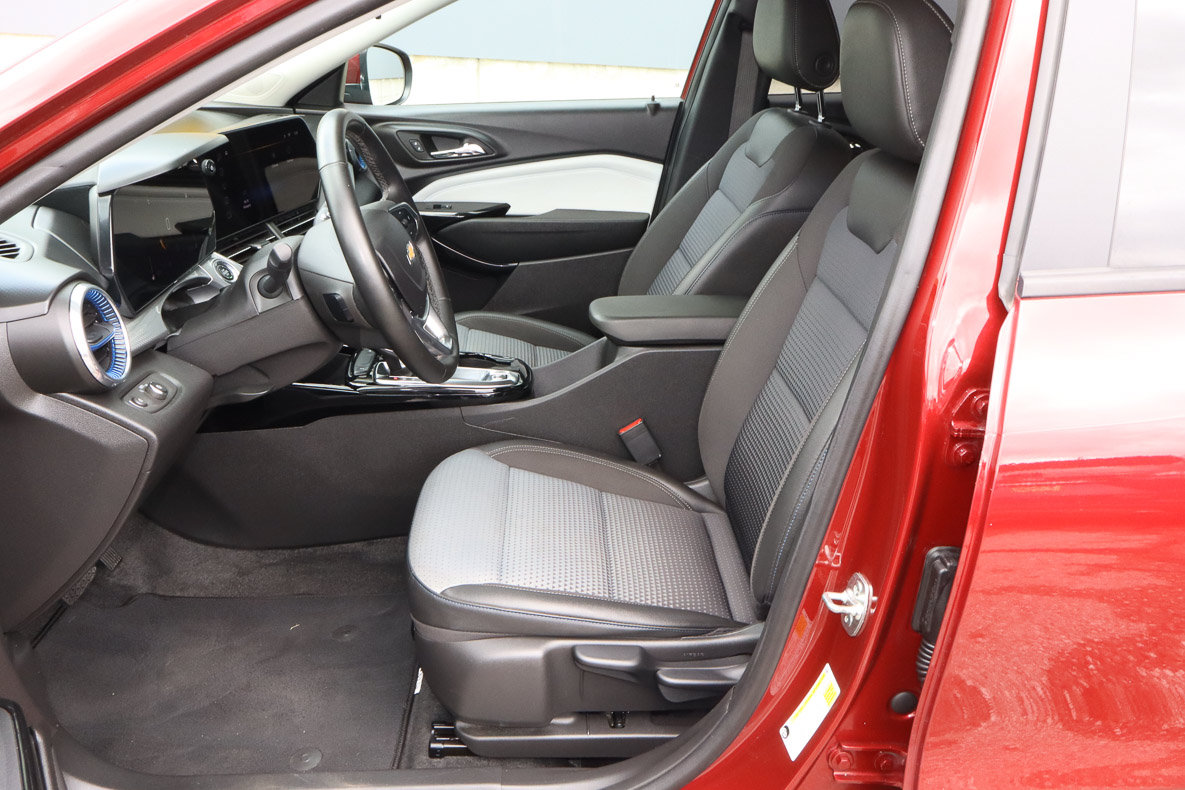 Used 2025 Chevrolet Trax LT w/ LT Convenience Package FWD image 7