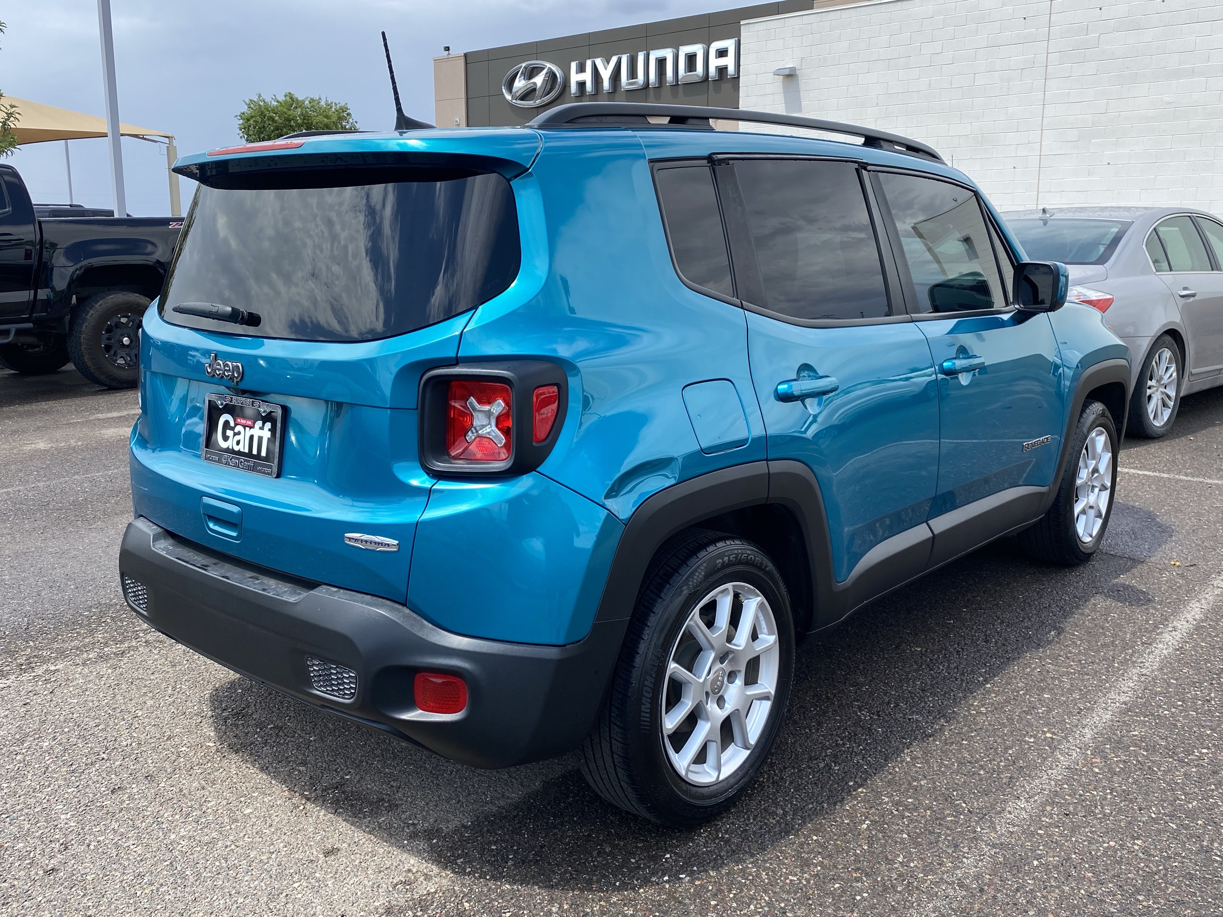 Used 2021 Jeep Renegade Latitude FWD image 2