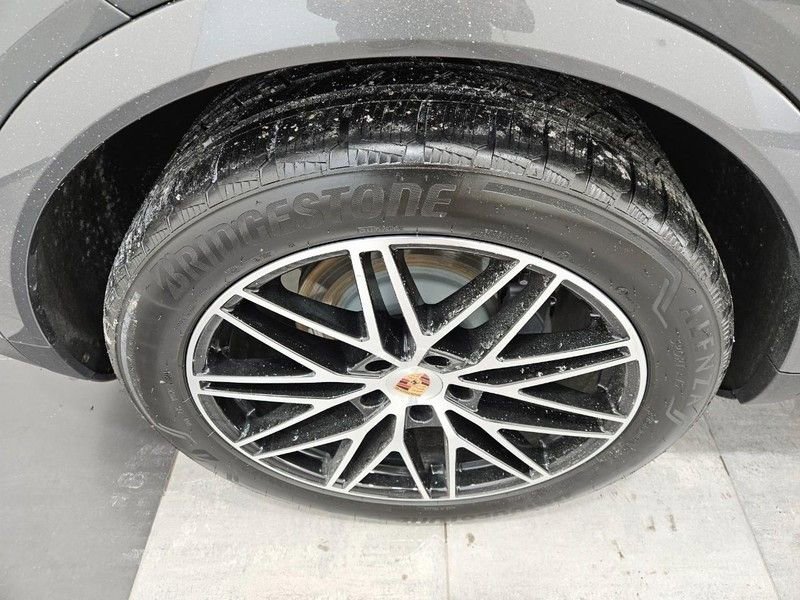 Certified 2025 Porsche Cayenne image 8