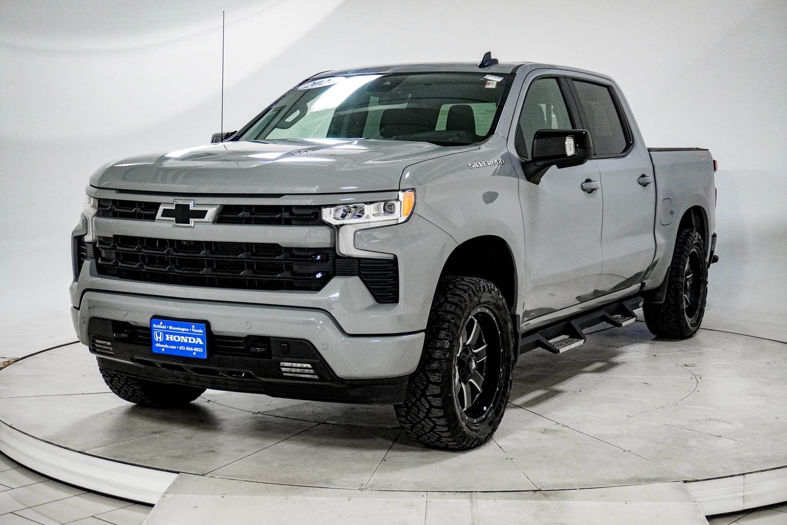 Used 2024 Chevrolet Silverado 1500 RST w/ Convenience Package II image 2