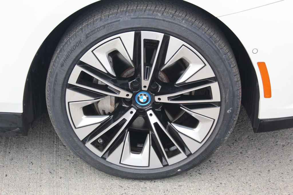 Used 2025 BMW i5 xDrive40 w/ Premium Package image 12