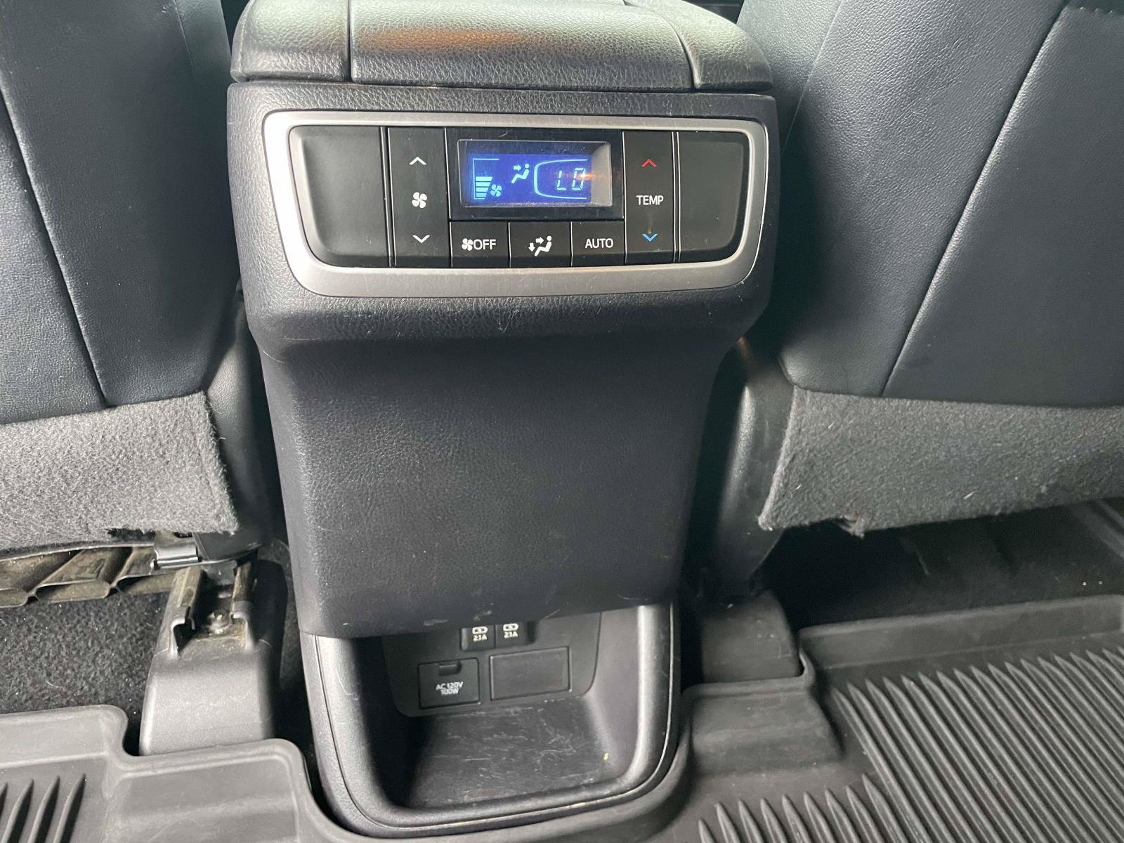 Used 2019 Toyota Highlander SE AWD/4WD image 14