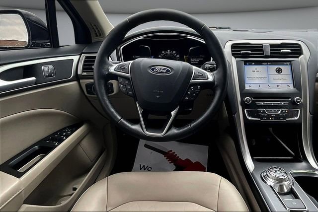 Used 2017 Ford Fusion SE w/ Fusion SE Technology Package image 8