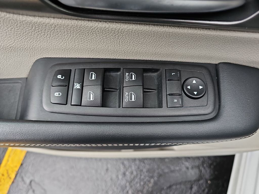 Used 2024 Chrysler Pacifica Touring-L FWD image 28