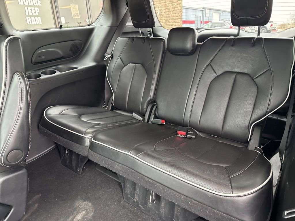 Used 2025 Chrysler Pacifica Limited image 39