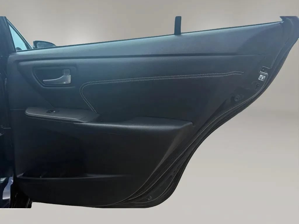 Used 2015 Toyota Camry XLE w/ Moonroof Package FWD image 34