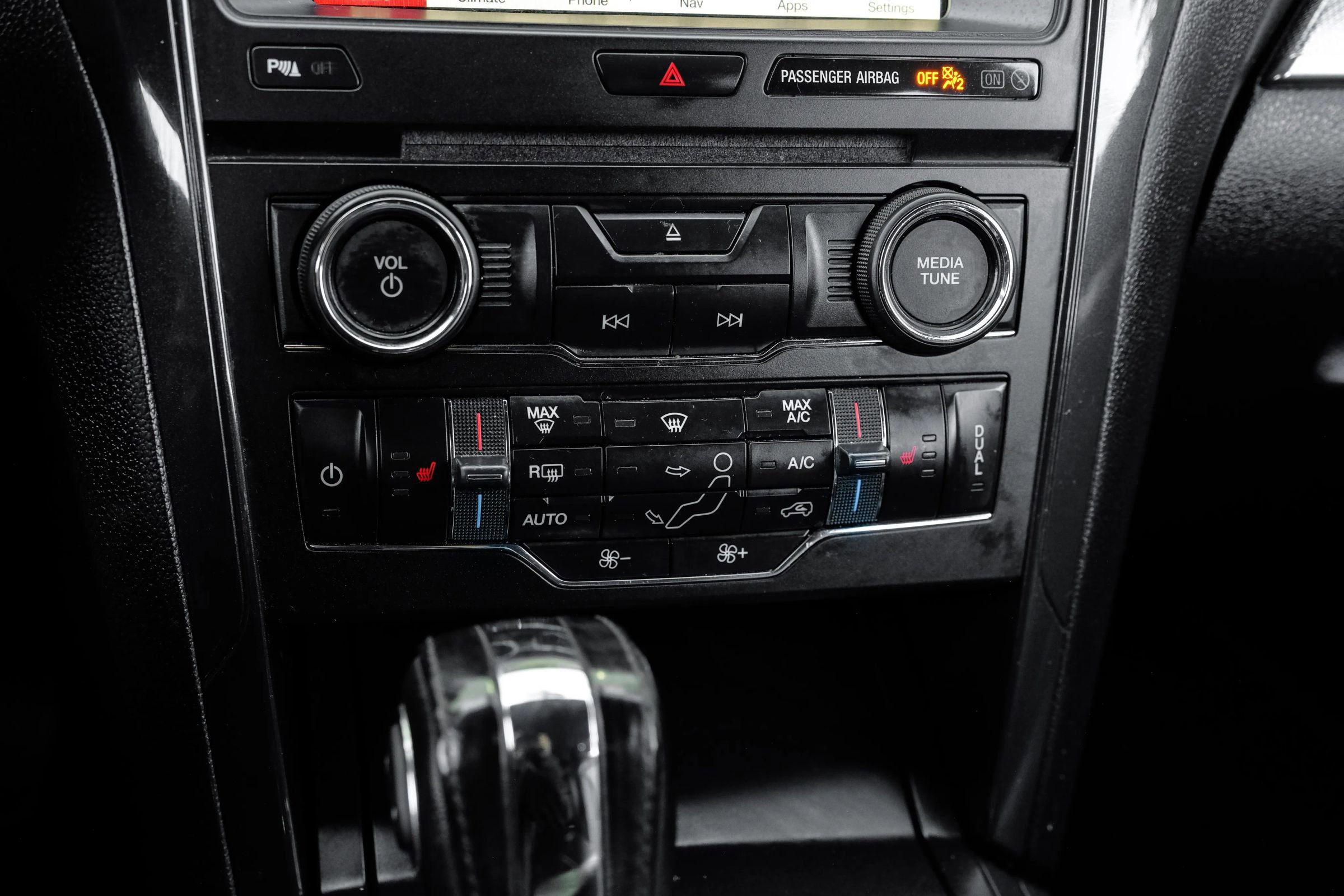 Used 2018 Ford Explorer XLT w/ Equipment Group 202A AWD/4WD image 33