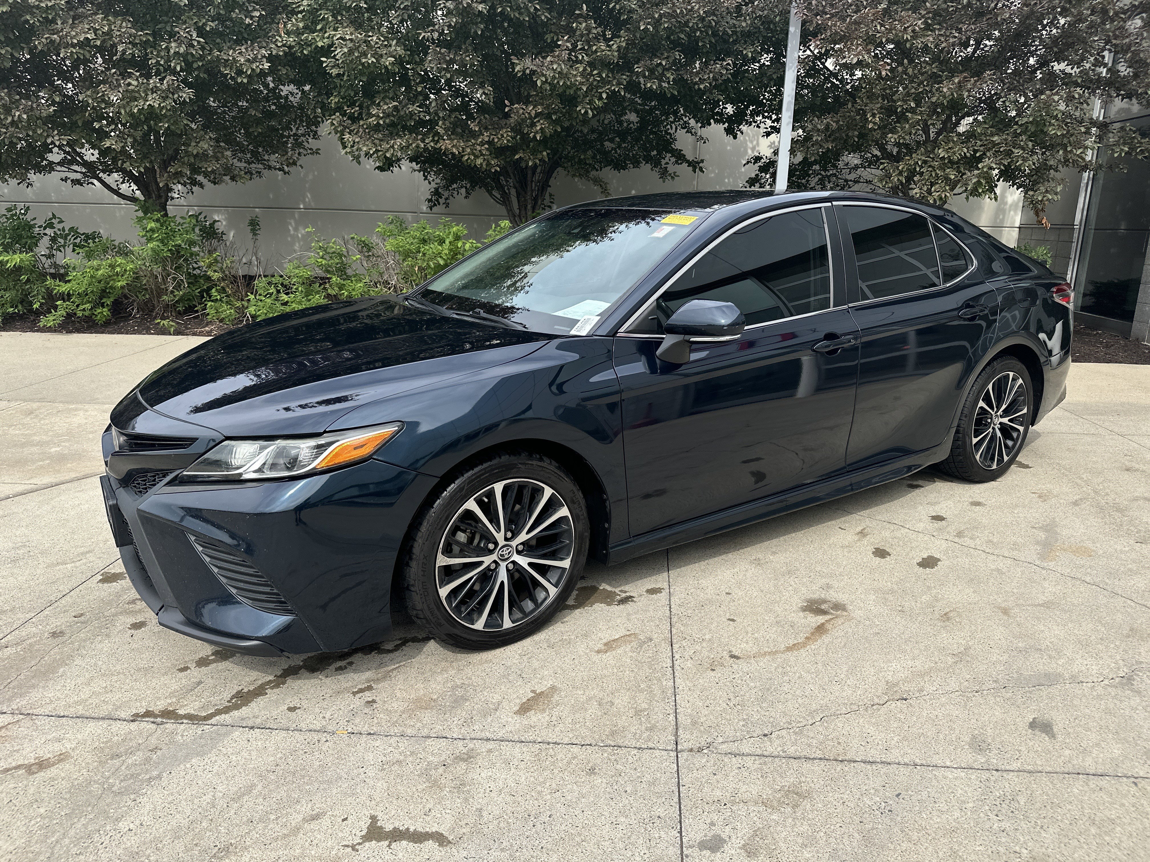 Used 2018 Toyota Camry SE w/ Convenience Package FWD image 3