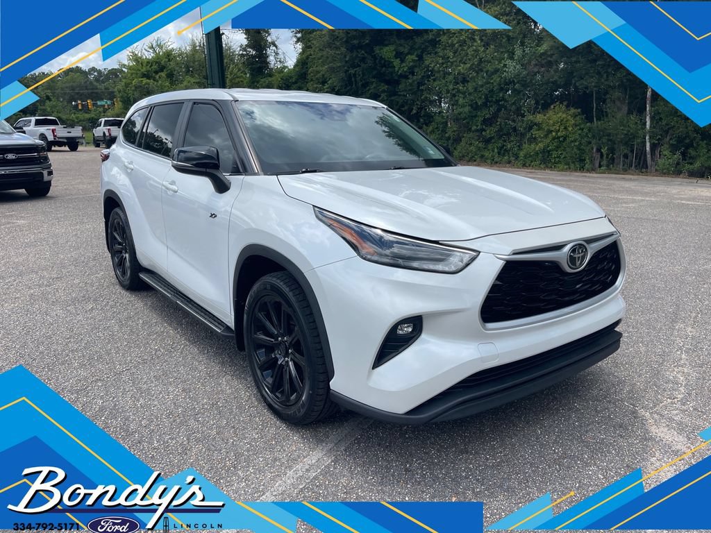 Used 2023 Toyota Highlander LE FWD image 1