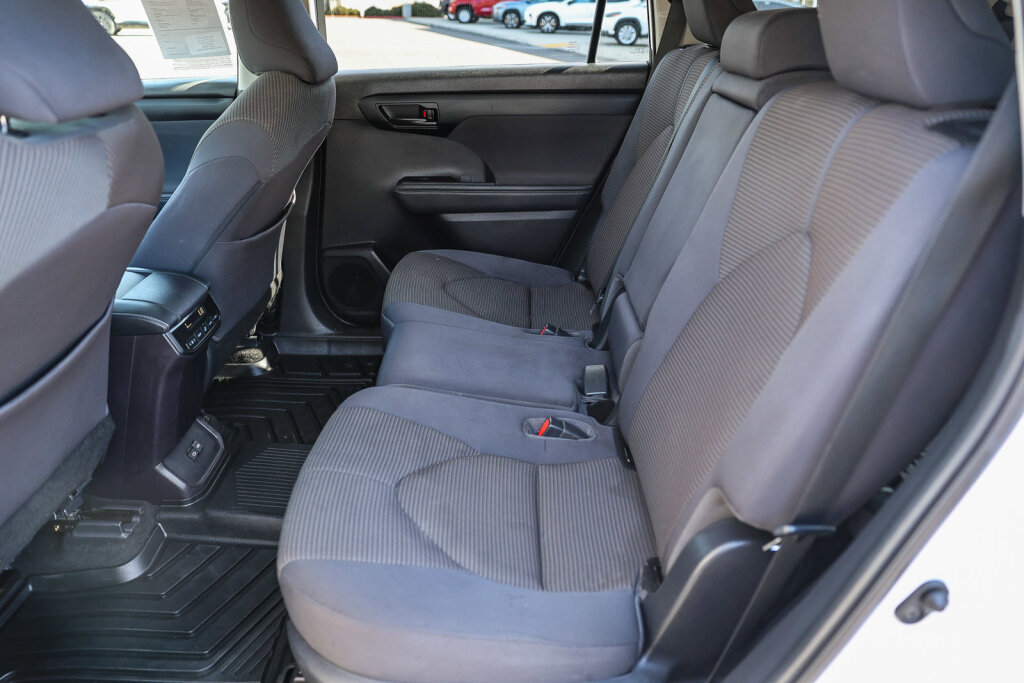 Used 2023 Toyota Highlander LE AWD/4WD image 8