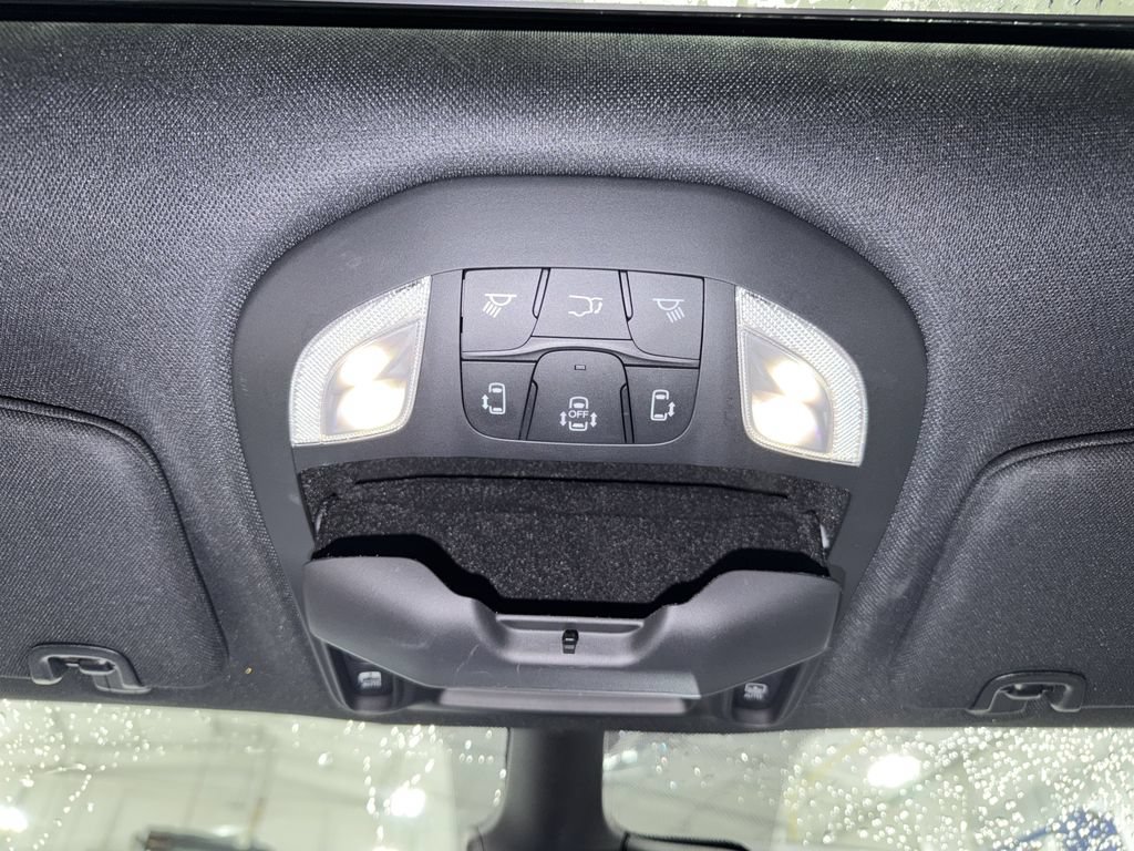 Used 2025 Chrysler Pacifica Limited FWD image 23