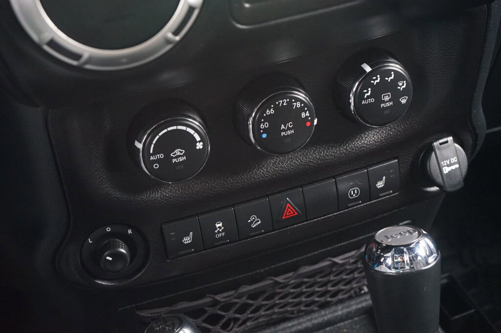 Used 2018 Jeep Wrangler Unlimited Rubicon w/ Connectivity Group image 18