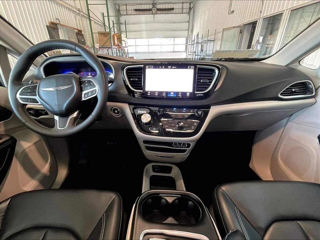 Used 2023 Chrysler Pacifica Touring-L FWD image 22