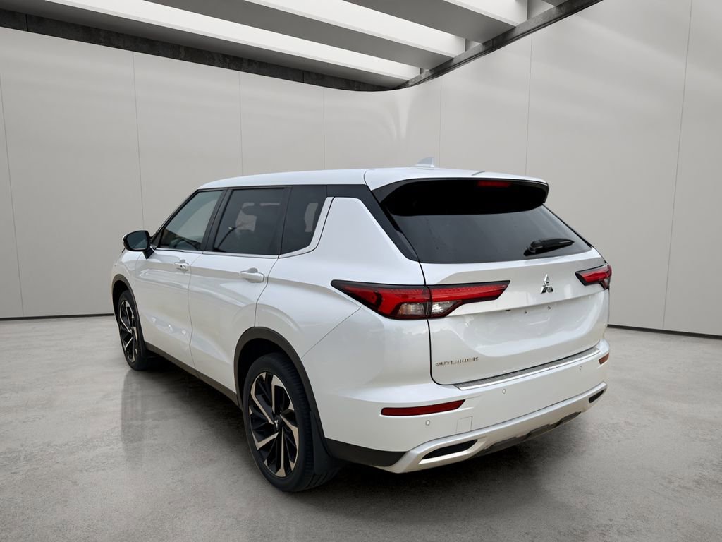Used 2023 Mitsubishi Outlander SE FWD image 3
