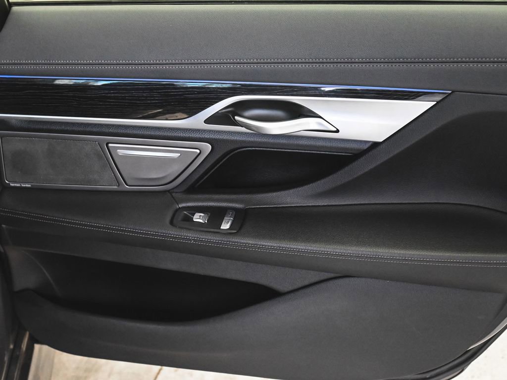 Used 2022 BMW 740i xDrive w/ M Sport Package image 11