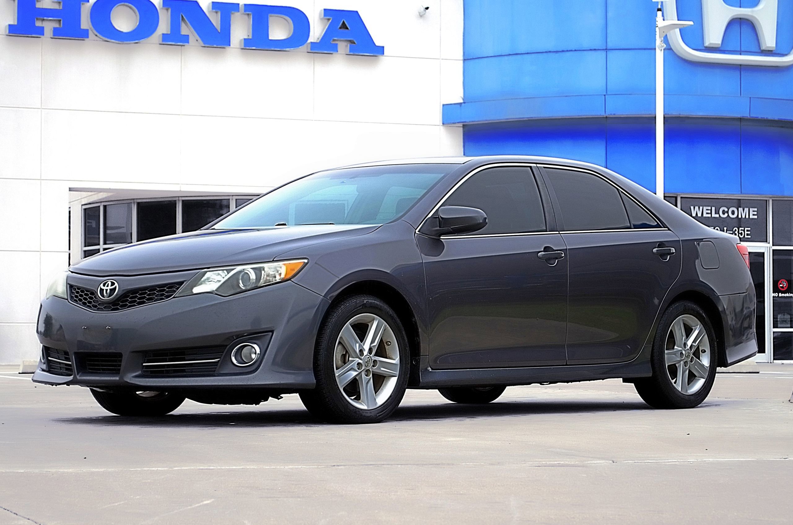 Used 2014 Toyota Camry SE FWD image 1