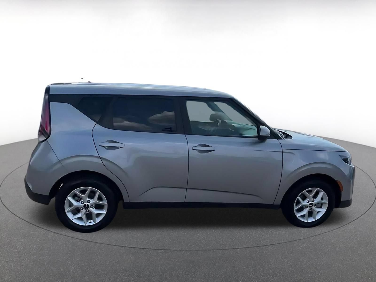 Used 2025 Kia Soul LX w/ LX Technology Package FWD image 13