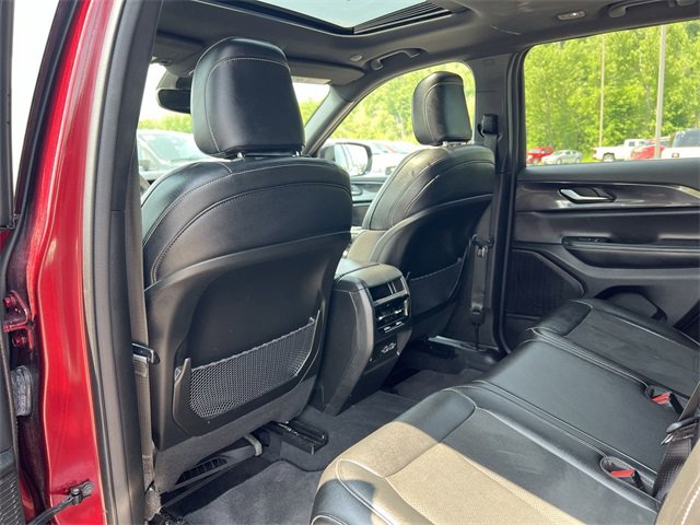 Used 2023 Jeep Grand Cherokee Altitude image 16