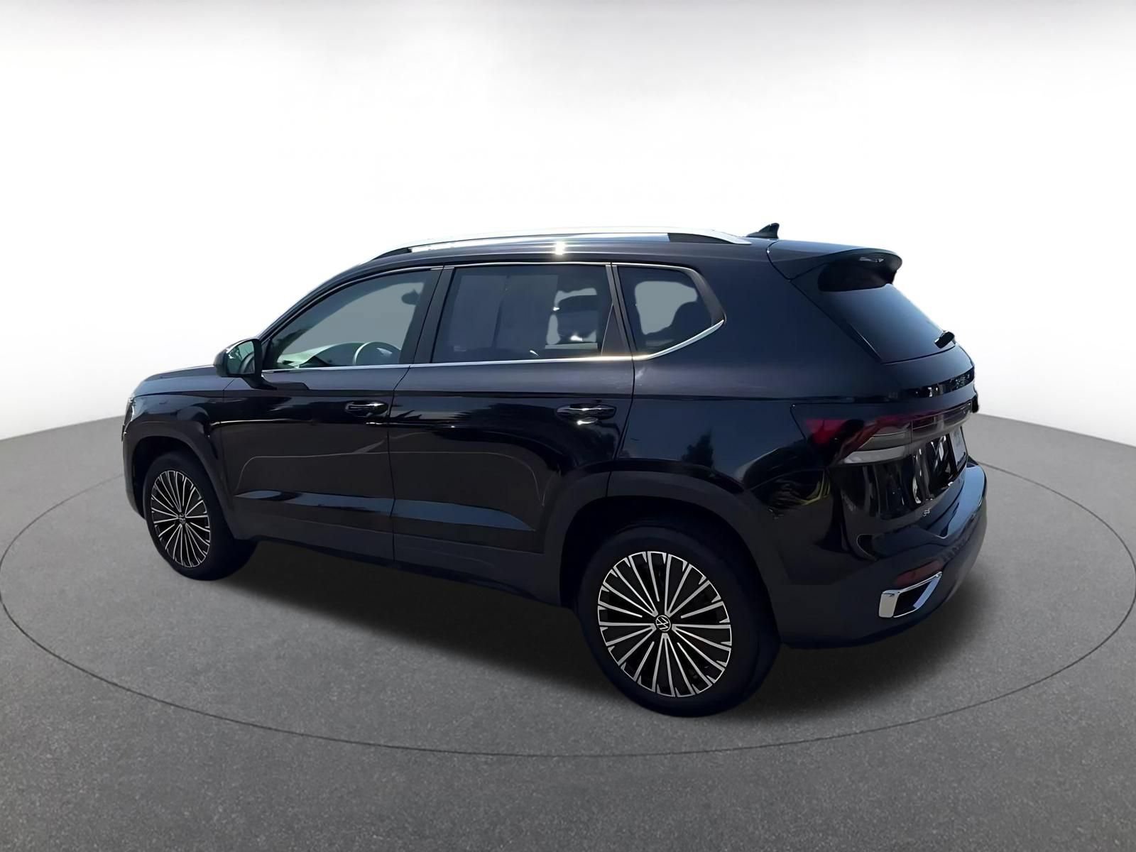 Used 2026 Volkswagen Taos SE FWD image 9