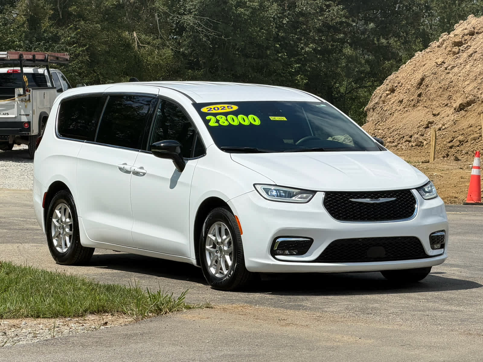 Used 2025 Chrysler Pacifica Select FWD video 1