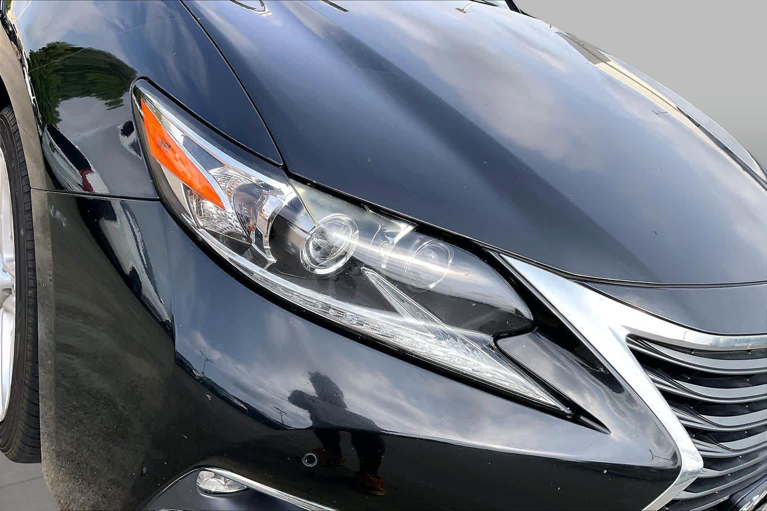 Used 2016 Lexus ES 350 w/ Ultra Luxury Package FWD image 25